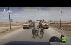 شاهد.. قوة أمريكية تحاول اعتراض دورية روسية شمال سوريا!