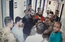 جنود لبنانيون يعتدون على طبيب بالضرب .. شاهد