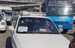"تحذير مكتوب".. سائق تاكسي يضع لافتة "ممنوع الركوب بدون كمامة" على زجاج سيارته