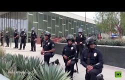 أفراد شرطة لوس أنجلوس يقفون على ركبهم أمام المجتجين