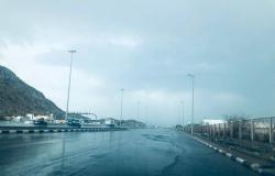 بالفيديو.. هطول أمطار خفيفة على أحياء شرق مكة المكرمة