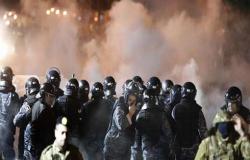 قوات مكافحة الشغب تتدخل لفض مواجهات بين المحتجين في لبنان ... بالفيديو