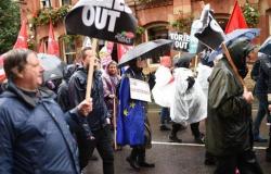 بريطانيا تحذر مواطنيها: احتجاجات العنصرية تضاعف مخاطر انتشار "كورونا"
