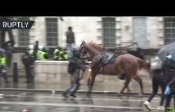 شاهد.. حصان بوليسي يهرب من ساحة التظاهر أثناء المواجهات بين الشرطة والمحتجين في لندن