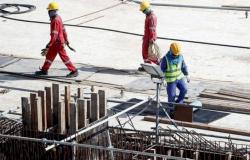 "لقد عملت بجد وأستحق أن أتقاضى راتبي".. صرخات العمالة تكشف عجز قطر