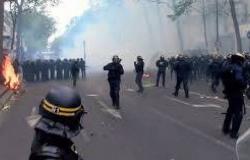 استهدفتهم بالغاز فانصرفوا بهدوء.. الشرطة الفرنسية تفرق مظاهرة تندد بـ"عنصريتها"
