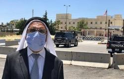 بالصور : نائب أردني وحيدا امام السفارة الامريكية