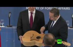 وزيرا خارجية صربيا وروسيا يتبادلان الهدايا أثناء مؤتمر صحفي
