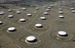 انخفاض حاد في مخزونات النفط الأمريكية