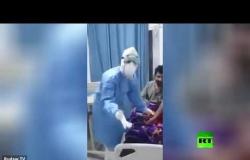 شاهد.. ممرض عراقي يغني "سلامات" لرفع معنويات مصاب بكورونا