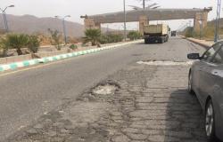 حفر الطريق تتسبب بأضرار لمركبة مواطن بـ"سبت شمران"