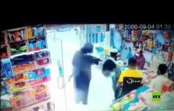 سعودي يقتحم متجرا بالسلاح في الرياض