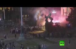 اشتباكات عنيفة بين الشرطة ومحتجين أمام مبنى البرلمان في بلغراد