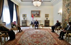 وزير الخارجية ينقل تحيات القيادة للرئيس المصري بقصر الاتحادية