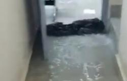 بالفيديو.. الأمطار تكشف عيوب مركز صحي حقال بـ"أضم".. الدرج تحوَّل إلى مجرى للمياه