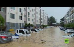 فيضانات تغمر شوارع دايجون الكورية و تدمر مئات المنازل فيها