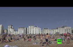 بالفيديو.. في أشد أيام العام حرارة .. المئات على شاطئ برايتن البريطاني