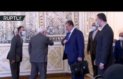 شاهد.. محمد جواد ظريف يستقبل رئيس لجنة العلاقات الدولية في مجلس الدوما الروسي