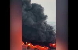 اللقطات الأولى لحريق ضخم في سوق شعبي بعجمان في الإمارات