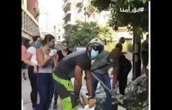 لبنانيون ينظفون الشوارع من آثار انفجار بيروت