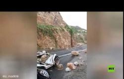 فيديو مروع لتساقط الصخور من قمم الجذم على سيارة في السعودية