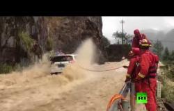 فيديو.. إنقاذ ثلاثة أشخاص من سيارة حاصرها الفيضان