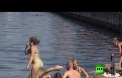 أهالي العاصمة الدنماركية يستمتعون بالسباحة في أيام دفاءة