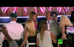 ترامب مع زوجته ميلانيا يفاجئ الجماهير بعد كلمة بينس