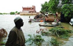 الضحايا يتفقدون منازلهم بالقوارب .. مساعدات أممية لمتضرري فيضان السودان