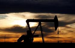أسعار النفط تتراجع وسط قلق حيال تعثر الانتعاش الاقتصادي العالمي