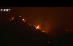 رجال الإطفاء يواصلون في محاربة حرائق الغابات بالقرب من لوس أنجلوس