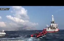 خفر السواحل الإيطالي ينقذ مهاجرين قفزوا بالبحر للوصول إلى إيطاليا سباحة