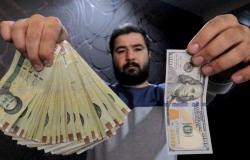 انهيار قياسي للعملة الإيرانية .. الدولار الواحد بـ 273 ألف ريال