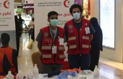 فرق الهلال الأحمر التطوعية بمكة تقدم خدماتها للمتسوقين في يوم الوطن