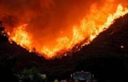 الحرائق تُخلي مئات المنازل في ولاية كاليفورنيا الأمريكية