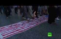 اليونانيون يحرقون العلم الأمريكي احتجاجا على زيارة بومبيو