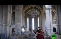 مقطوعة موسيقية لعازف التشيلو وسط الكاتدرائية المدمرة في قره باغ