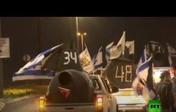 سيارات مزودة بنماذج الغواصات تظهر في القدس في مسيرة احتجاجية