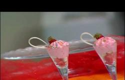 طريقة تشكيل وتزيين الكيكة الاسفنجية الحمراء بالفراولة