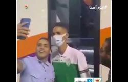 الجماهير المصرية تلتقط صورًا مع بدر بانون مدافع الرجاء