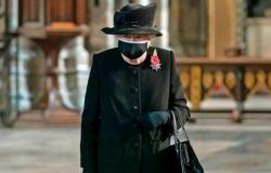 ملكة بريطانيا تظهر بالكمامة للمرة الأولى منذ تفشي كورونا