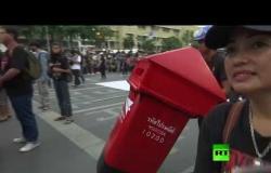 تايلاند.. المتظاهرون يلقون مطالبهم في حاويات القمامة أمام قصر الملك