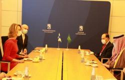 وزير الدولة للشؤون الخارجية يستعرض علاقات التعاون مع نظيرته الفنلندية