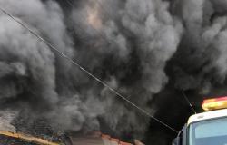 "المدني" يسيطر على حريق مركز خدمة السيارات في "وادي الدواسر"