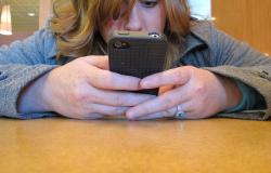 العلاقة بين الهواتف الذكية والاكتئاب.. دراسة حديثة تكشف