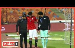 اسامة جلال يغادر مباراة مصر والبرازيل مصابآ