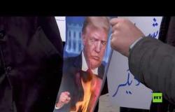 متظاهرون يحرقون صور ترامب وبايدن على خلفية اغتيال العالم النووي الإيراني