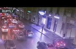 حادث مروري مروع في بطرسبورغ.. سيارة تجر فتاة صغيرة تحت عجلاتها