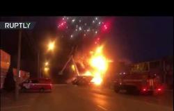 انفجارات المتفرقعات بسبب حريق في سوق في مدينة روسية