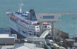بريطانيا تغلق ميناء دوفر الحيوي بعد قرار فرنسا تعليق حركة التنقل معها